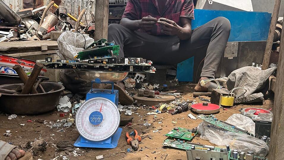 Nur gut ein kleiner Teil des Elektroschrotts weltweit wird nachweislich ordnungsgemäß gesammelt und recycelt. Nur gut ein kleiner Teil des Elektroschrotts weltweit wird nachweislich ordnungsgemäß gesammelt und recycelt.