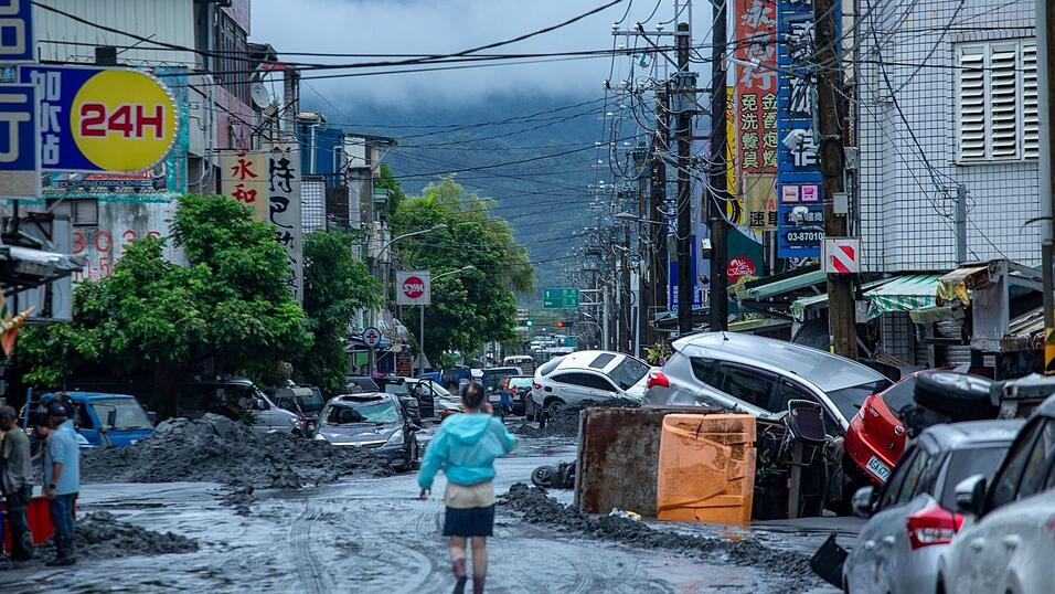 In Taiwan lief ein Staudamm über, was zu schweren Schäden und Todesopfern führte.