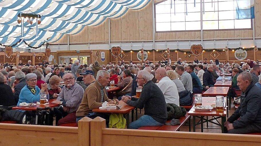 Zahlreiche Senioren kamen im Festzelt Ismair zusammen und verbrachten gemeinsam gesellige Stunden. Zahlreiche Senioren kamen im Festzelt Ismair zusammen und verbrachten gemeinsam gesellige Stunden.