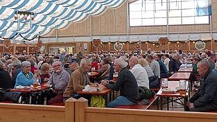 Zahlreiche Senioren kamen im Festzelt Ismair zusammen und verbrachten gemeinsam gesellige Stunden.