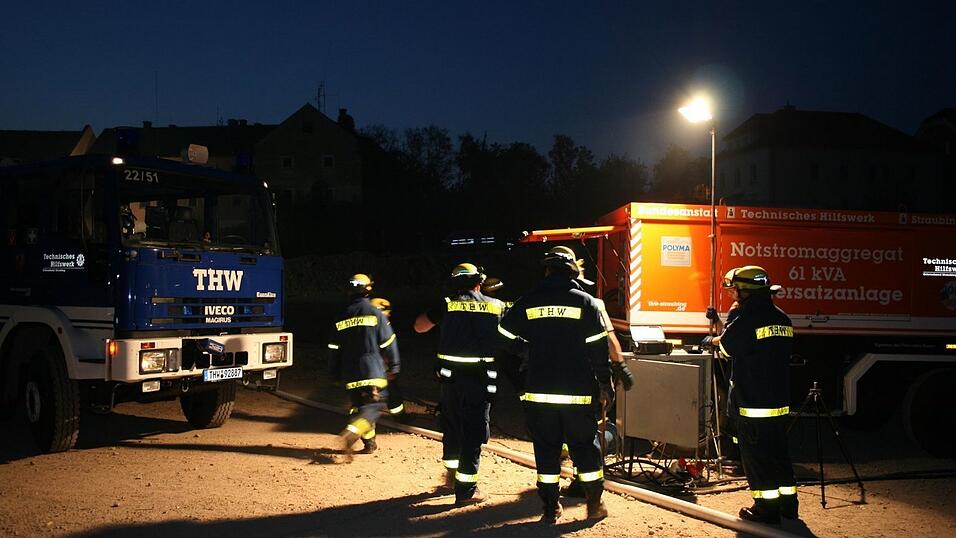 Fotos vom Brand auf dem ehemaligen Ziegeleigelände. (Fotos: THW) Fotos vom Brand auf dem ehemaligen Ziegeleigelände. (Fotos: THW)
