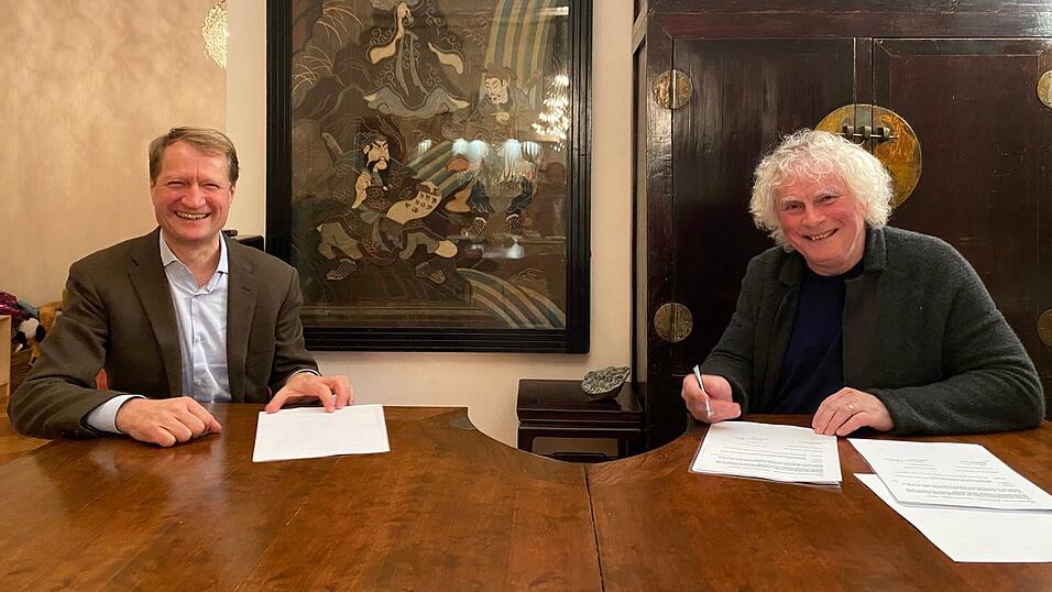 Wer zuletzt lacht: Intendant Ulrich Wilhelm (links) und Sir Simon Rattle bei der Vertragsunterzeichnung am 3. Januar 2021 in Berlin. Der Dirigent leitet in Zukunft das BR-Symphonieorchester.