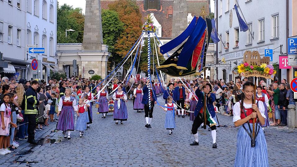 Zahlreiche Musik- und Trachtengruppen zogen nach dreij&auml;hriger Pause am Freitagabend zum Festplatz Am Hagen.