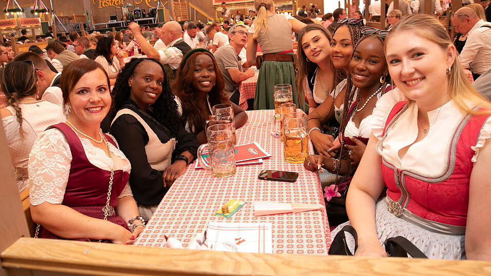 Die Partybilder vom Sonntag, 10. August, aus dem Festzelt Krönner. Die Partybilder vom Sonntag, 10. August, aus dem Festzelt Krönner.