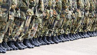 Könnte Deutschlands größter Vermieter Vonovia auch Wohnungen für Soldaten bereitstellen? Ja, sagt Konzernchef Rolf Buch. (Archivbild)