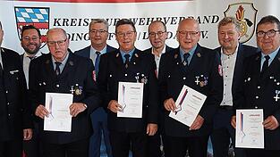Langjährige engagierte Kräfte wurden mit den Niederbayerischen Feuerwehrkreuz in Silber ausgezeichnet. Langjährige engagierte Kräfte wurden mit den Niederbayerischen Feuerwehrkreuz in Silber ausgezeichnet.