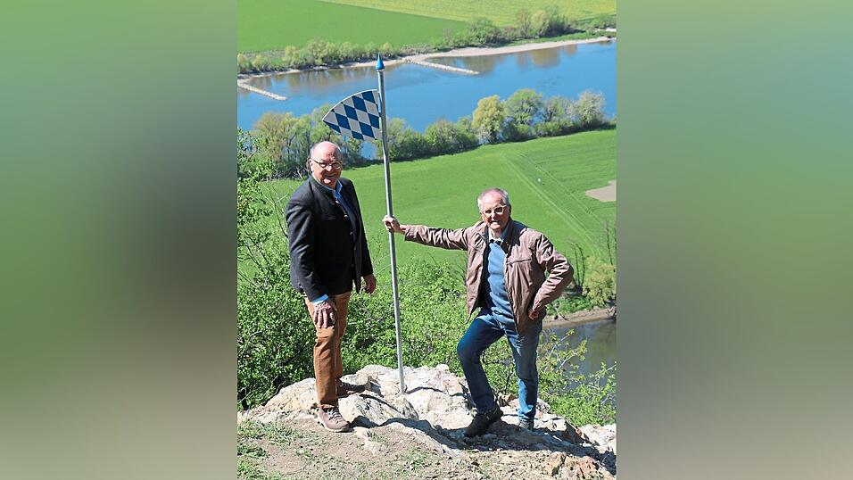 Franz Prebeck vom Stahlbauunternehmen Prebeck, der Spender des Schwenkels (l.) und der ehemalige Kreisheimatpfleger Hans Neueder, auf dessen Initiative hin der Ludmillafels freigelegt wurde.