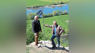 Franz Prebeck vom Stahlbauunternehmen Prebeck, der Spender des Schwenkels (l.) und der ehemalige Kreisheimatpfleger Hans Neueder, auf dessen Initiative hin der Ludmillafels freigelegt wurde.