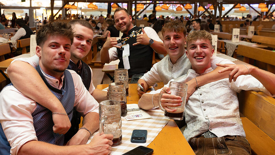 Die Partybilder vom Dienstag, 11. August, aus dem Festzelt Reisinger. Die Partybilder vom Dienstag, 11. August, aus dem Festzelt Reisinger.