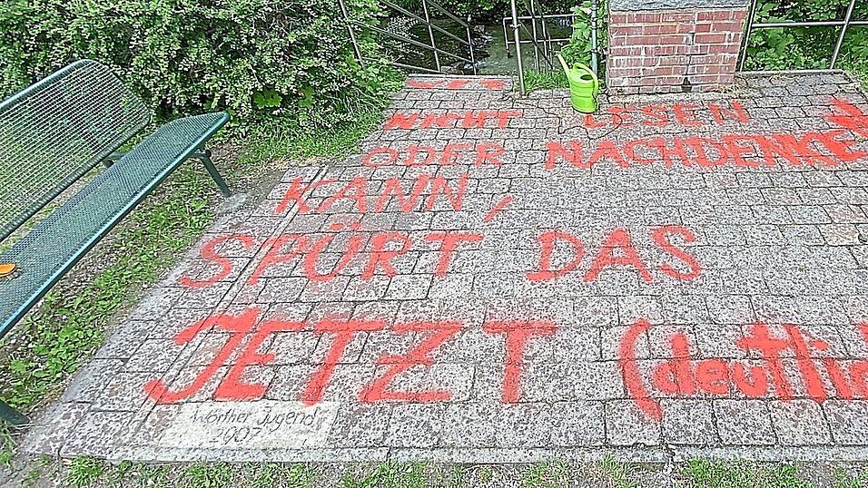 Am schwersten ist diese Schmiererei zu entfernen.