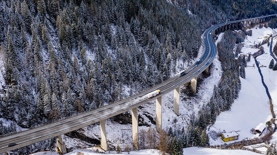 Fast jeder Bayer kennt sie: Die Luegbrücke an der Brenner-Autobahn.