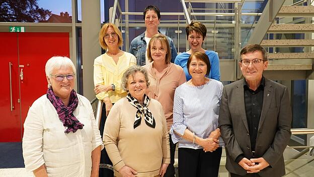 Die neue Vorstandschaft um Silvia Gradwohl (3. v. l.) mit Pfarrer August Lindmeier (r.)