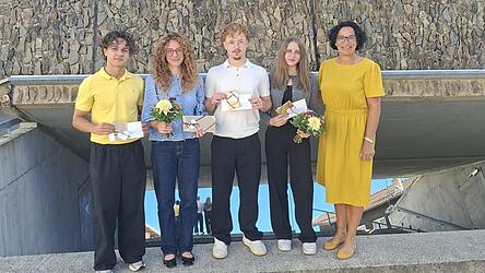 B&uuml;rgermeisterin Monika Bergmann (r.) w&uuml;rdigte die Leistungen von Christoph Sauerer (v. l.), Anja Zollner, Jonas Daiminger und Carina Vogl.