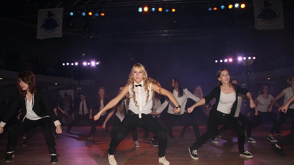 Die Bilder vom Abschlussball der Tanzschule Seidel in der Fraunhofer-Halle am 28. November. Die Bilder vom Abschlussball der Tanzschule Seidel in der Fraunhofer-Halle am 28. November.