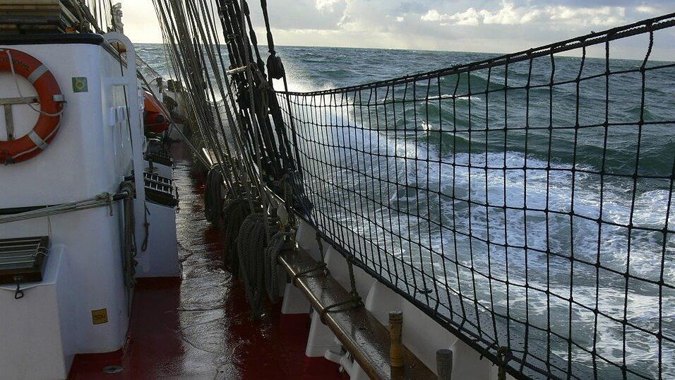 Die Thor Heyerdahl segelt wieder. Das 'Klassenzimmer unter Segeln' (KUS) ist zum vierten Mal unterwegs. 32 Schüler aus Deutschland sind 190 Tage auf dem Atlantik unterwegs. Die Thor Heyerdahl segelt wieder. Das 'Klassenzimmer unter Segeln' (KUS) ist zum vierten Mal unterwegs. 32 Schüler aus Deutschland sind 190 Tage auf dem Atlantik unterwegs.