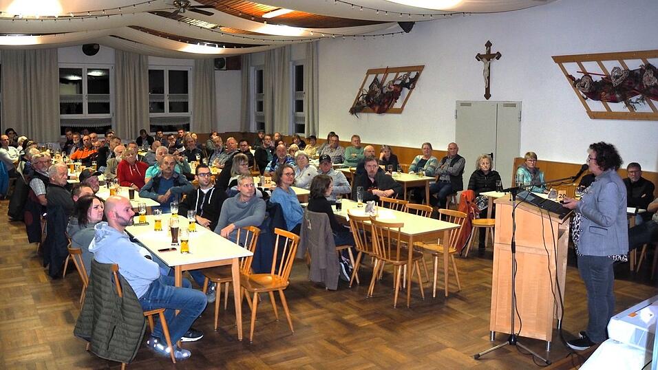 Eine sehr lebhafte Debatte gab es im vollen Dorfwirtssaal über das Thema Windkraftanlagen, alles sehr sachlich dargestellt und ohne überflüssige Emotionen.