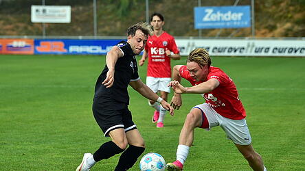 Konstantin Landstorfer rauscht an seinem Gegenspieler vorbei. Konstantin Landstorfer rauscht an seinem Gegenspieler vorbei.