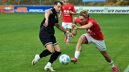 Konstantin Landstorfer rauscht an seinem Gegenspieler vorbei.