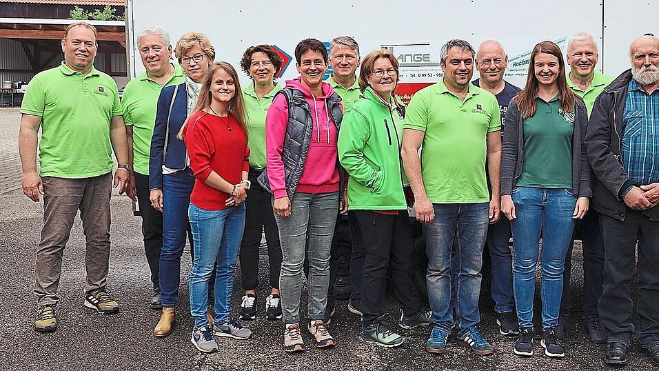 Der Vorstand ist wieder komplett, der RV 'Wanderlust' Ganacker wird zukünftig von einem Dreigespann geführt: Franz Schruf (2.v.l.), Astrid Strähuber (vorne, 2.v.l.) und Herbert Huber (m.) wurden als gleichberechtigte Vorsitzende gewählt, Katrin Hackl (4.v.r.) komplettiert als neues Mitglied den Ausschuss. Der Vorstand ist wieder komplett, der RV 'Wanderlust' Ganacker wird zukünftig von einem Dreigespann geführt: Franz Schruf (2.v.l.), Astrid Strähuber (vorne, 2.v.l.) und Herbert Huber (m.) wurden als gleichberechtigte Vorsitzende gewählt, Katrin Hackl (4.v.r.) komplettiert als neues Mitglied den Ausschuss.