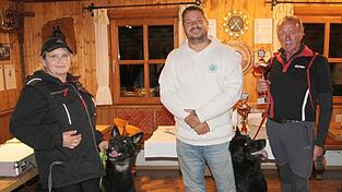Sieger und Zweitplatzierte Landkreispokalwettkampf: Hans Meindl, Ulrike Bäder vom Schäferhundeverein OG Viechtach (mit Staffel 1 und Staffel 2) mit SV-Leistungsrichter Christof Metz (Mitte).