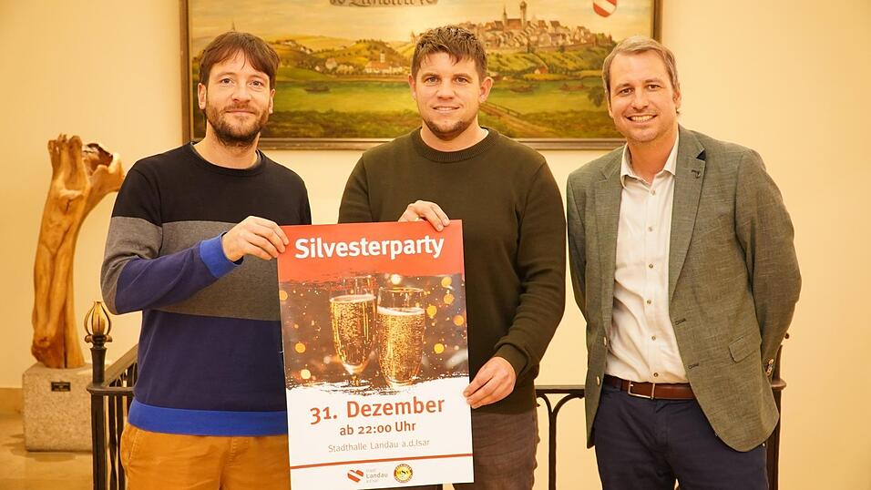 B&uuml;rgermeister Matthias Kohlmayer (r.) stellte mit dem neuen Kulturamtsleiter Michael Steinberger (l.) und Daniel Laubmeier die Pl&auml;ne f&uuml;r die Silvesterparty in der Stadthalle vor.