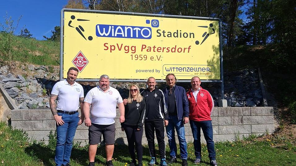 Freuen sich gemeinsam auf die Fu&szlig;ballschule: (v.l.) Christian Jungwirth und Florian Leidl (SV Kollnburg), Designerbeauftragte Jenny Reitmeier, Thomas Schmidt (Spvgg Patersdorf), Eventmanager Karl Wenzl und Marco Fenzl (Vorstand Spvgg Patersdorf)