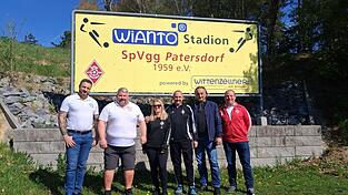Freuen sich gemeinsam auf die Fu&szlig;ballschule: (v.l.) Christian Jungwirth und Florian Leidl (SV Kollnburg), Designerbeauftragte Jenny Reitmeier, Thomas Schmidt (Spvgg Patersdorf), Eventmanager Karl Wenzl und Marco Fenzl (Vorstand Spvgg Patersdorf)