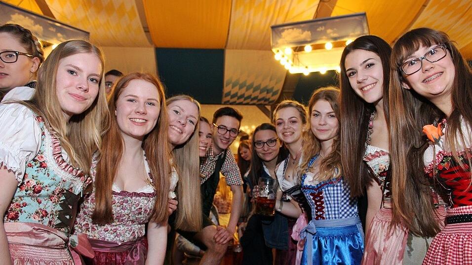 Die Fr&uuml;hjahrsdult 2017 in Landshut neigt sich dem Ende entgegen. Grund genug, noch einmal richtig in den Bierzelten zu feiern - abgerundet vom traditionellen Feuerwerk.