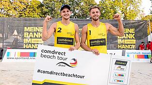 DM-TICKET IN DEN HÄNDEN: Benedikt (li.) und Jonas Sagstetter.