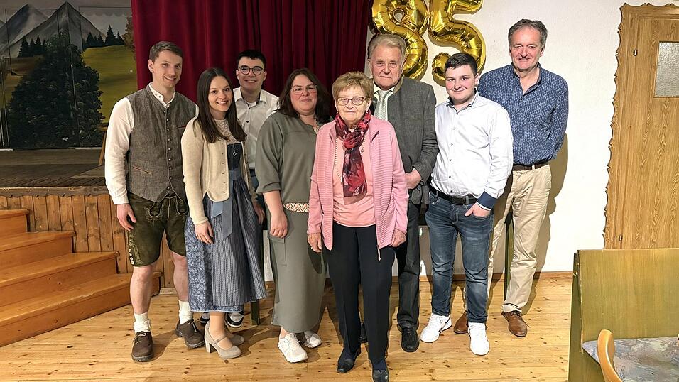 Josef Loibl, Altbürgermeister und Ehrenbürger der Gemeinde Oberpöring, feierte seinen Geburtstag. Josef Loibl, Altbürgermeister und Ehrenbürger der Gemeinde Oberpöring, feierte seinen Geburtstag.