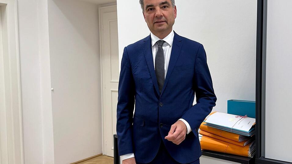 In Österreich sieht der oberste Anwalt der Republik, Wolfgang Peschorn, Parallelen zwischen dem Zusammenbruch des Signa-Imperiums und dem des deutschen Zahlungsdienstleisters Wirecard.