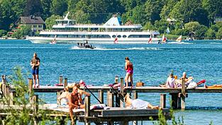 Sonnenhungrige, Schwimmer, Segelboote, Schiffe: An Sommertagen wird es sehr voll am Starnberger See. Das führt zu Problemen.