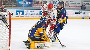 Endstation Sehnsucht: Die Landshuter scheiterten immer wieder an Keeper Anthony Morrone. Einzig Trevor Gooch (M.) - hier bedrängt von Lennard Nieleck - brachte die Scheibe im Kasten unter. Endstation Sehnsucht: Die Landshuter scheiterten immer wieder an Keeper Anthony Morrone. Einzig Trevor Gooch (M.) - hier bedrängt von Lennard Nieleck - brachte die Scheibe im Kasten unter.