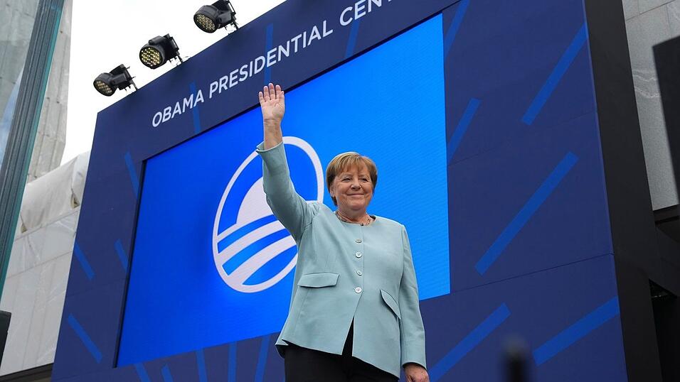 Ex-Bundeskanzlerin Merkel ist &uuml;berraschend bei der Einweihung des Obama-Centers.