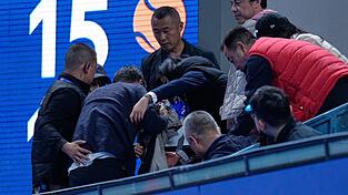 Helfer kümmern sich um einen Mann, der von einem Ball verletzt wurde, den der Russe Medwedew in die Zuschauerränge geschlagen hatte. Helfer kümmern sich um einen Mann, der von einem Ball verletzt wurde, den der Russe Medwedew in die Zuschauerränge geschlagen hatte.