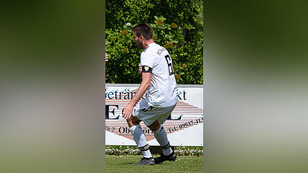 Oberp&ouml;rings Kapit&auml;n und Abwehrstratege Daniel Baumgartner (r.) gl&auml;nzte gegen Dingolfing mit einem Doppelpack.
