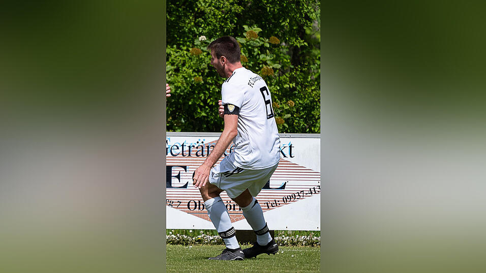 Oberp&ouml;rings Kapit&auml;n und Abwehrstratege Daniel Baumgartner (r.) gl&auml;nzte gegen Dingolfing mit einem Doppelpack.