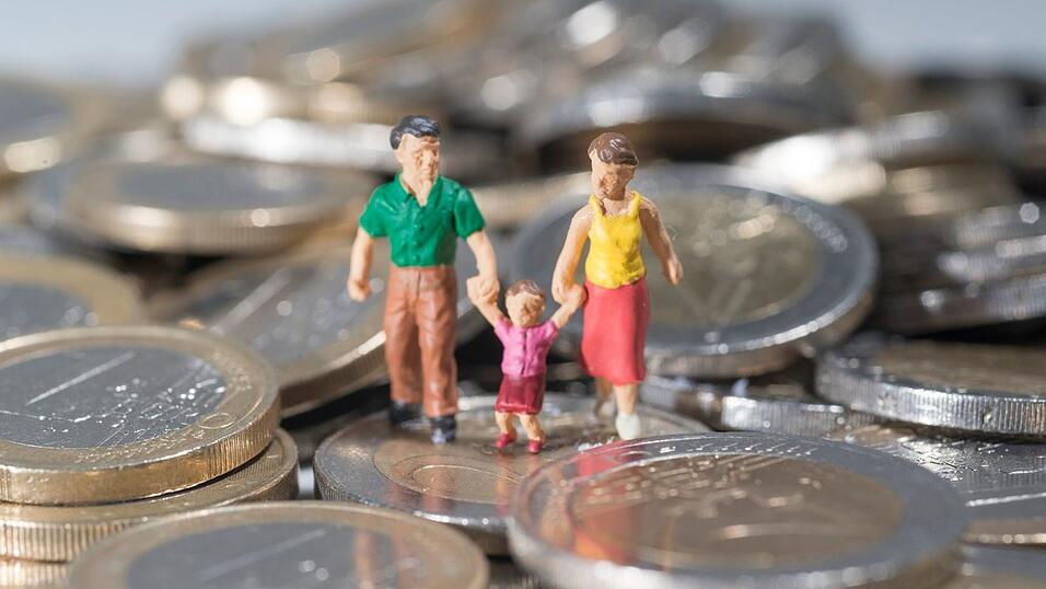 Eltern kleiner Kinder müssen in Bayern jetzt mit weniger Geld zurechtkommen (Symbolbild).