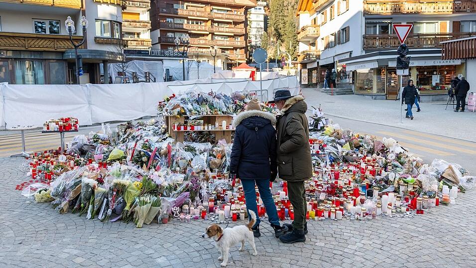 Das Gedenken an die Opfer ist in Crans-Montana allgegenw&auml;rtig (Archivbild)