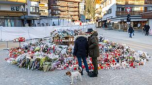 Das Gedenken an die Opfer ist in Crans-Montana allgegenwärtig (Archivbild) Das Gedenken an die Opfer ist in Crans-Montana allgegenwärtig (Archivbild)