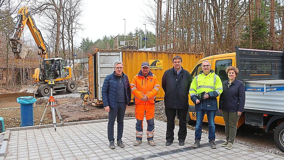 Es geht gut voran im Umfeld des Neub&auml;uer Bahnhofs. Die Vertreter der Stadt, der Verkehrsbetriebe und der beteiligten Unternehmen sind zuversichtlich, dass die Ma&szlig;nahme Ende April abgeschlossen sein wird.