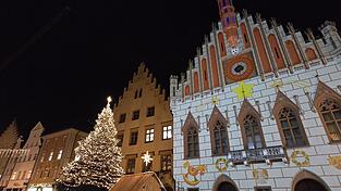 Das animierte „Leuchtende Weihnachtsrathaus“ in der Altstadt - das Lichtkonzept soll 2026 nicht in dieser Form fortgeführt werden. Das animierte „Leuchtende Weihnachtsrathaus“ in der Altstadt - das Lichtkonzept soll 2026 nicht in dieser Form fortgeführt werden.