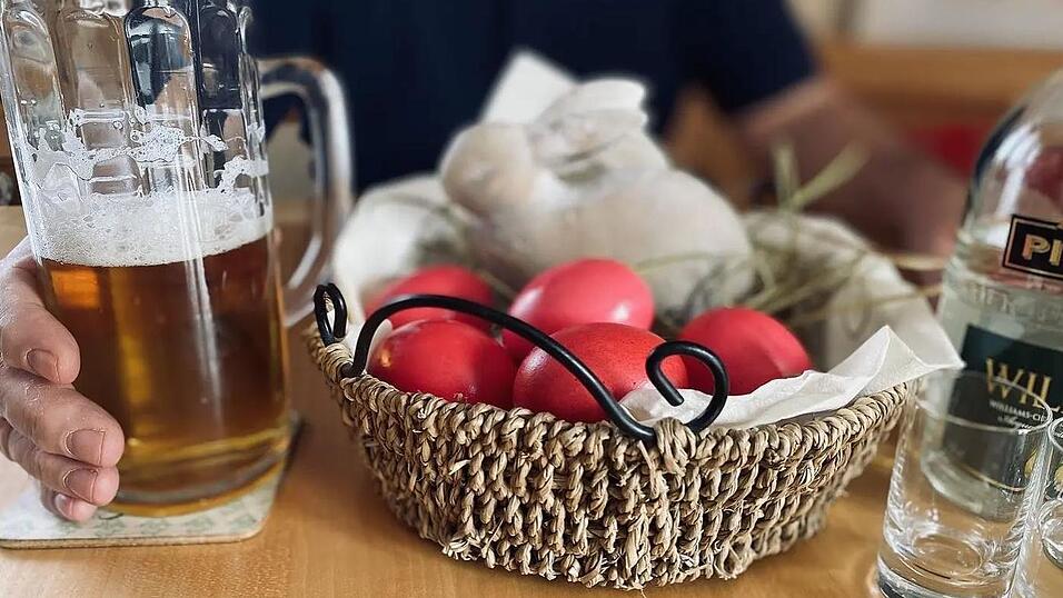 Der alkoholschwangere Brauch des &bdquo;Oasammeln&ldquo; 2025 in Mamming, hatte nun in Landau ein gerichtliches Nachspiel. (Symbolbild)