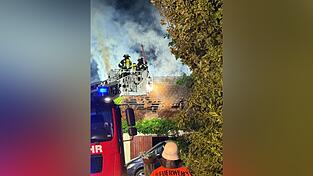 Ein alter Schuppen, der als Grarage genutzt wurde hatte Feuer gefangen. Die Feuerwehr Rottenburg l&ouml;schten unter anderem von der Drehleiter aus.