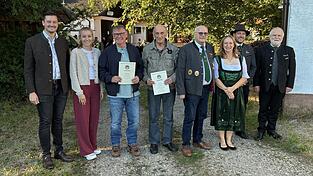Die Geehrten für 50 Jahre Mitgliedschaft mit Landrat Christian Schindler (links), Bürgermeisterin Veronika Traurig (Zweite von links) und Gauschützenmeister Thomas Platzer (rechts) Die Geehrten für 50 Jahre Mitgliedschaft mit Landrat Christian Schindler (links), Bürgermeisterin Veronika Traurig (Zweite von links) und Gauschützenmeister Thomas Platzer (rechts)