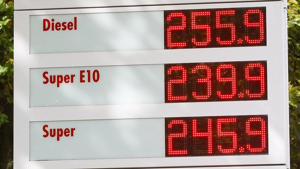 Die Spritpreise steigen. Die Spritpreise steigen.