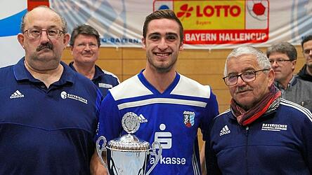 Kreisspielleiter Christian Eichhorn (l.), Kreisvorsitzender Rudi Hamberger (2.v.l.) sowie Spielleiter Ernst Hemmann (r.) freuten sich mit FC-Kapit&auml;n Marcel Hochleitner &uuml;ber den Gewinn des Landkreispokals Dingolfing-Landau.