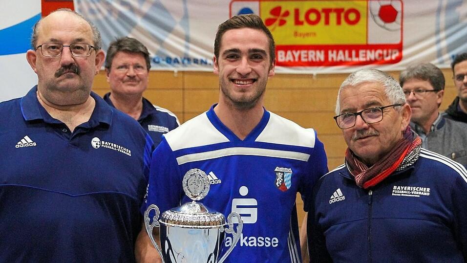 Kreisspielleiter Christian Eichhorn (l.), Kreisvorsitzender Rudi Hamberger (2.v.l.) sowie Spielleiter Ernst Hemmann (r.) freuten sich mit FC-Kapit&auml;n Marcel Hochleitner &uuml;ber den Gewinn des Landkreispokals Dingolfing-Landau.