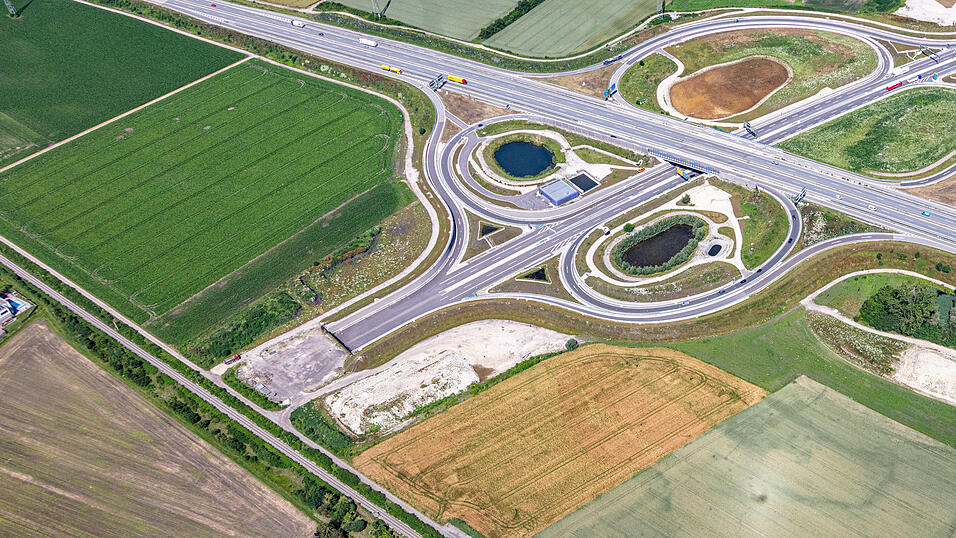 Seit Dezember 2023 ist die B15neu vollständig an die A92 angebunden. Der nächste Abschnitt befindet sich im Genehmigungsverfahren. Seit Dezember 2023 ist die B15neu vollständig an die A92 angebunden. Der nächste Abschnitt befindet sich im Genehmigungsverfahren.