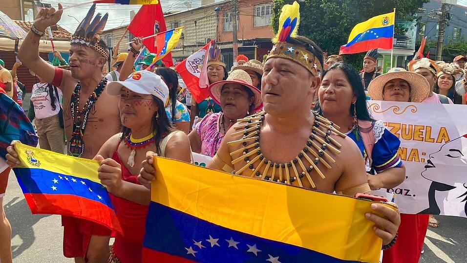 Tausende Indigene und internationale Klimaschützer zogen durchs Zentrum der Millionenstadt Belém. Tausende Indigene und internationale Klimaschützer zogen durchs Zentrum der Millionenstadt Belém.